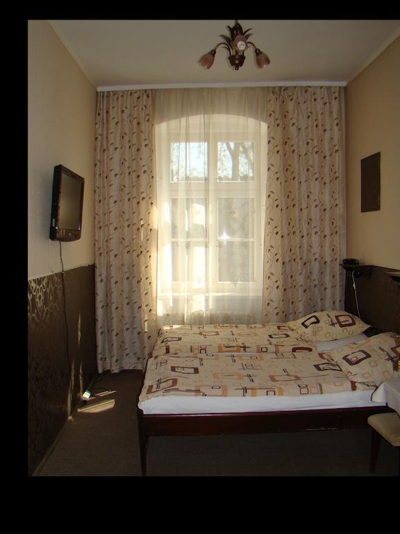 Hotel Polonia Namysłów Ruang foto